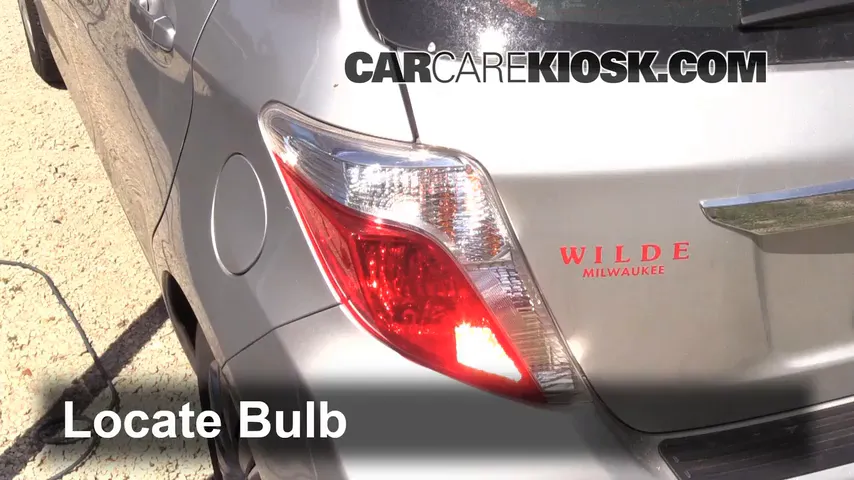 2012 Toyota Yaris L 1.5L 4 Cyl. Hatchback (4 Door) Luces Luz trasera (reemplazar foco)